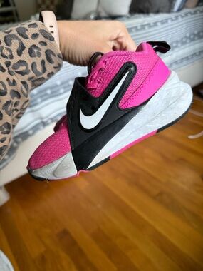 Nike Kids team hustle D12 basketball Sneaker in laser fuchsia